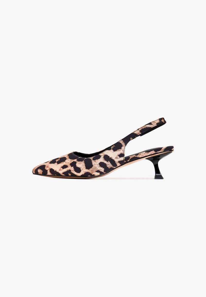 Slingback-højhælede sko med leopardprint, spids tå, sorte detaljer og et moderne kitten-heel-design. Stoffet har en glat tekstur.
