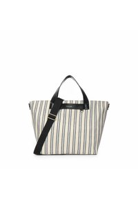 Gestreepte tote bag met een zachte stoffen body in crème en marineblauw. Voorzien van zwarte leren handvatten en een afneembare schouderriem. Ritsluiting.