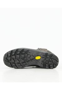 Schwarze Wanderschuhsohle mit tiefem Profil, mit einem gelben Akzent in der Mitte. Robustes Gummimaterial, das für Traktion auf rauem Terrain entwickelt wurde.