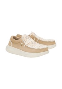 Scarpe in suede beige con dettagli in pizzo bianco sulla parte frontale, lacci avorio e una spessa suola in gomma bianca.