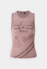Majica bez rukava od rebrastog materijala u prašnjasto ružičastoj boji s tamnim grafičkim uzorcima, koja sadrži natpis "BDG Jeans 1998" i naglaske zvijezda te dizajn zakrivljene linije.