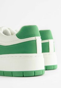 Next FOREVER COMFORT CHUNKY- REGULAR - Matalavartiset tennarit - white green
