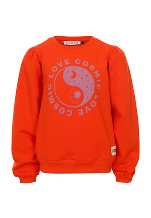 Oranje sweatshirt met opgestrooide mouwen, voorzien van een grote afbeelding van manen en sterren, en de tekst "LOVE COSMIC" in lichtpaars.