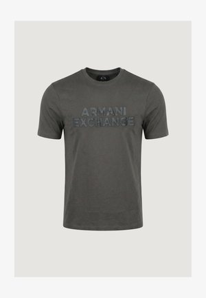 T-shirt a maniche corte grigio scuro con scollo tondo e testo in rilievo "ARMANI EXCHANGE" in grigio scuro abbinato sulla parte anteriore.