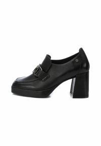 Scarpe con tacco alto in pelle nera, con punta arrotondata, pannello frontale piatto, fibbia decorativa e tacco a blocco spesso. Superficie testurizzata.