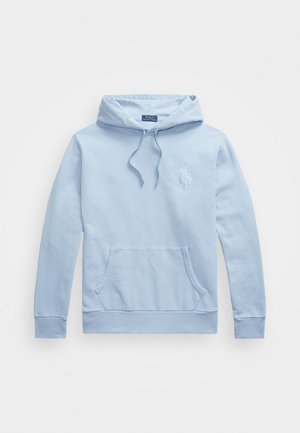 Hanorac albastru deschis din bumbac moale. Dispune de o buzunar frontal, glugă cu șnur și logo brodat pe piept. Croială clasică.