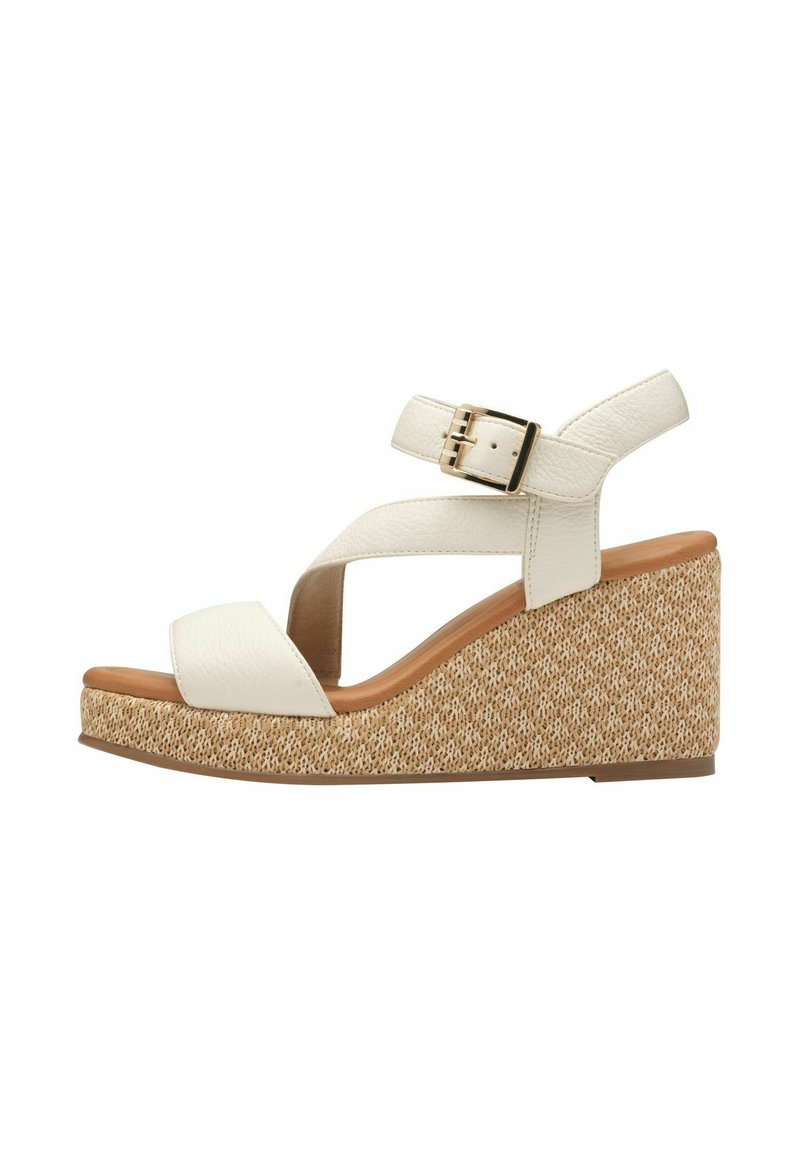 Sandali con zeppa bianchi in pelle con cinturini incrociati e una fibbia dorata, dotati di una suola piatta beige texturizzata e una base in legno lucido.