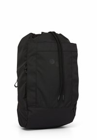 Schwarzer Rucksack aus strukturiertem Stoff mit Kordelzugverschluss, ausgestattet mit zwei kreisförmigen Logoakzenten und einer seitlichen Reißverschlusstasche.