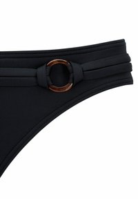 Czarne majtki do bikini z szerokim pasem z plisowanym detalem i okrąłym, błyszczącym brązowym akcentem. Wykonane z gładkiego materiału do pływania.
