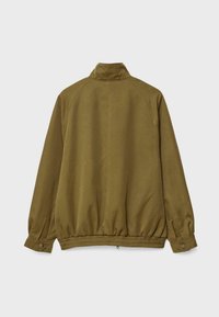 Olivgrüne Bomberjacke mit hohem Kragen, elastischem Bund und geknöpften Manschetten. Glatte Textur mit entspannter Passform und Raglanärmeln.