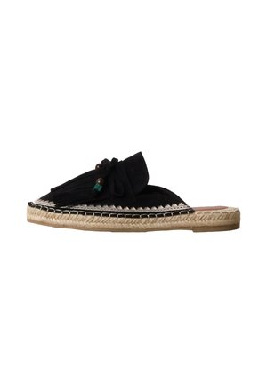 Espadrille noire à enfiler avec dessus à franges, perles décoratives et semelle en jute tissée.