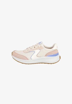 Zapatilla deportiva rosa y blanca con parte superior de malla, detalles de ante, un detalle azul claro y entresuela blanca. Suela de goma para tracción.