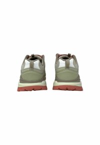 Zapatillas deportivas en verde y beige con parte superior de malla texturizada, tira en la parte trasera y suela acolchada en rosa. Presentan patrones horizontales y verticales.