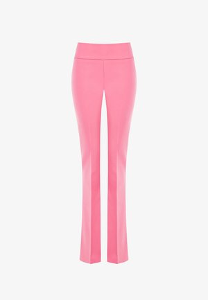 Roze hoge taille broek met rechte pijpen en een geplooide vouw aan de voorkant, weergegeven op een witte achtergrond.