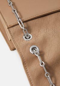 Calvin Klein SHOULDER BAG - Käekott - amphora