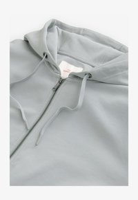 Sélectionné, ice grey