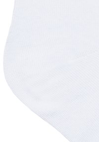 Biała skarpetka do kostki o gładkiej fakturze i prążkowanym wzorze, z zaokrąglonym noskiem i bezszwową konstrukcją dla większego komfortu.