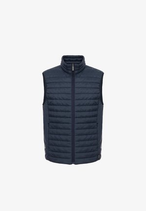 Tumed sinine vatiga vest kõrge kraega, ees lukuga ja küljetaskutega; tepitud tekstuur ja kerge materjal.