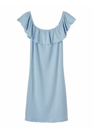 Lichtblauwe jurk met gerimpelde off-shoulder halslijn. Gemaakt van gestructureerde stof, met een rechte snit en een knielengte ontwerp.