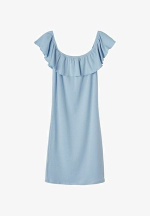 Vestido azul claro con escote off-shoulder con volantes. Confeccionado en tela texturizada, presenta un corte recto y diseño hasta la rodilla.