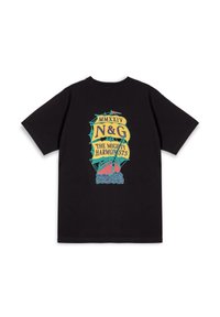 Camiseta negra de manga corta con un gráfico colorido de un barco de vela y el texto "MMXXIV N&G THE MIGHTY HARMONISTS" en la parte posterior.