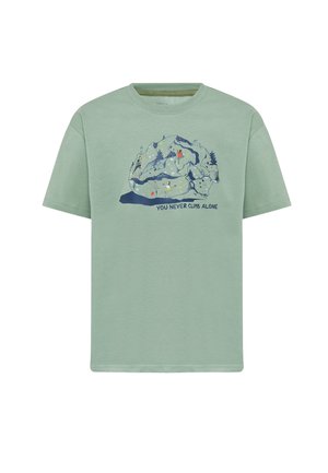 Maglietta verde salvia con un'illustrazione di arrampicata su roccia e testo "NON SI SALE MAI DA SOLI" sotto la grafica della roccia.