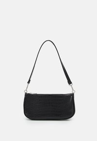 Sac à main noir en cuir embossé crocodile. Il présente une forme élégante et allongée, ainsi qu'une fine bandoulière fixée avec du matériel en argent.