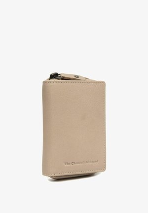 Portefeuille en cuir beige avec bords cousus et fermeture à pression, doté d'un compartiment zippé et du logo embossé "The Chesterfield Brand".