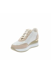 Zapatilla deportiva de cuña blanca y beige con diseño perforado, detalles en dorado, cordones delanteros y suela blanca gruesa.