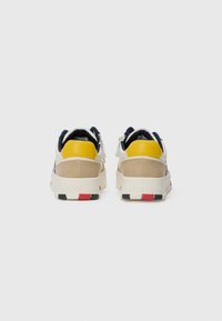 Baskets avec une tige en cuir suédé et en cuir. Caractéristiques d'accents jaunes et marins. Semelle en caoutchouc avec un talon multicolore. Marque au niveau du talon.