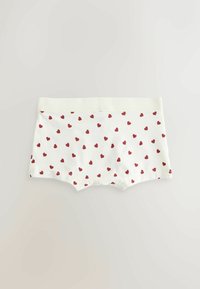 Białe bokserki z rozproszonymi małymi czerwonymi wzorami serc i gładkim białym paskiem na talii, ułożone na płasko na jasnej powierzchni.