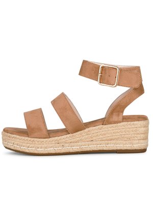 Sandalias de cuña de ante en tono marrón con un diseño de tres correas, hebilla en el tobillo y entresuela de yute trenzado. Acentos texturizados en la suela.