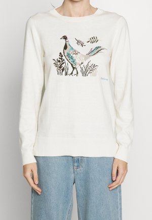 Pull blanc à manches longues avec un dessin coloré de faisan brodé et de feuillage sur le devant, porté avec un jean bleu clair.