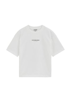 T-shirt blanc à manches courtes et col rond avec le texte "BLUE RIDGE DENIM STAY FEARLESS" imprimé en petits caractères noirs sur la poitrine.