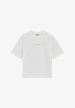 Weißes T-Shirt mit kurzen Ärmeln und Rundhalsausschnitt, auf der Brust mit dem Text "BLUE RIDGE DENIM STAY FEARLESS" in kleiner schwarzer Schrift bedruckt.