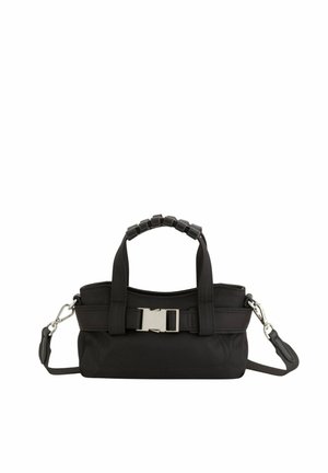 Sac à main noir avec poignées courtes rembourrées, boucle argentée à l'avant et bandoulière longue amovible sur fond blanc.