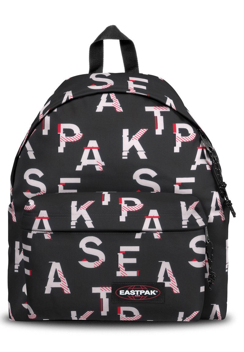 Zaino nero con un audace motivo di testo bianco e rosso. È dotato di una tasca frontale con zip, maniglia superiore e spallacci regolabili. Materiale resistente.
