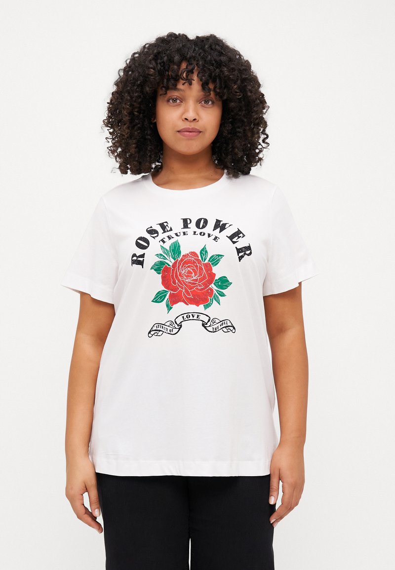 Weißes Baumwoll-T-Shirt mit einem roten Rosenmotiv und grünen Blättern, schwarzem Text "ROSE POWER" und "TRUE LOVE" sowie einem Banner darunter.