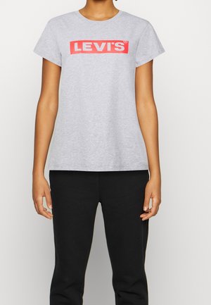 Grå bomulds-T-shirt med korte ærmer, med et stort rødt Levi's-logo på fronten. Løs pasform og blød tekstur.