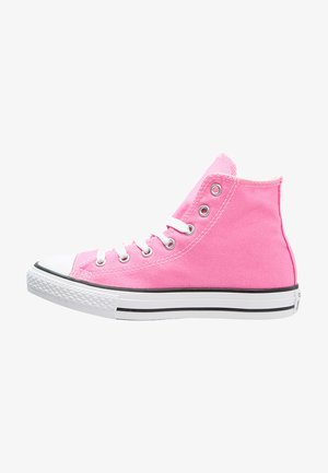 Sneaker alta rosa in tela con punta in gomma bianca, striscia mediana nera e lacci bianchi. Presenta occhielli metallici per i lacci.
