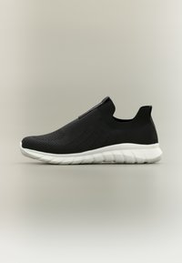 Μαύρο αθλητικό παπούτσι που φοριέται εύκολα, με διαπνέον επάνω μέρος από πλεκτό υλικό και άσπρη μαλακή σόλα, σχεδιασμένο για ελαφριά άνεση και εύκολη χρήση.