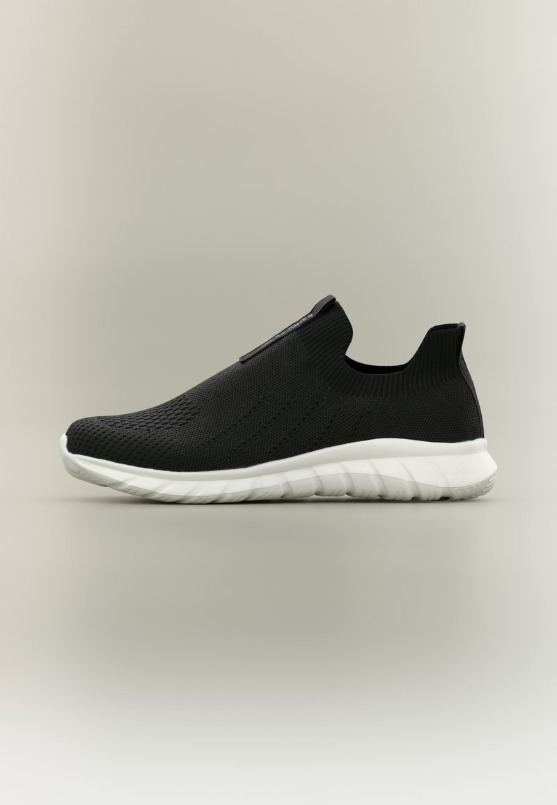 Μαύρο αθλητικό παπούτσι που φοριέται εύκολα, με διαπνέον επάνω μέρος από πλεκτό υλικό και άσπρη μαλακή σόλα, σχεδιασμένο για ελαφριά άνεση και εύκολη χρήση.