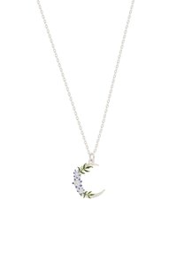 Zilveren ketting met maansikkelhanger, versierd met kleine blauwe en witte bloemen en groene bladeren.