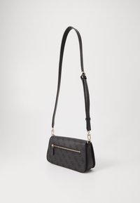 Schwarze Schultertasche mit Logo-Muster, ausgestattet mit einer Reißverschlussvordertasche, verstellbarem Tragegurt und Beschlägen in goldfarbener Optik. Glatte Textur, rechteckige Form.