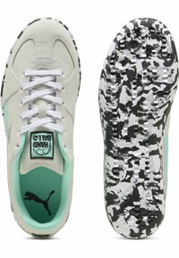 Hvide ruskind sneakers med mintgrønne detaljer, struktureret sort og hvid mønstret ydersål og hvide snørebånd. Branding på tungen og indersålen.