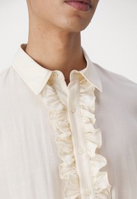 Sister Jane FREDDIE RUFFLE UNISEX - Πουκαμίσα με κουμπιά - ivory