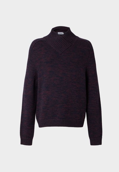 Pull en maille violet foncé avec manches longues et large col côtelé se repliant au niveau du cou, présenté sur un fond uni.