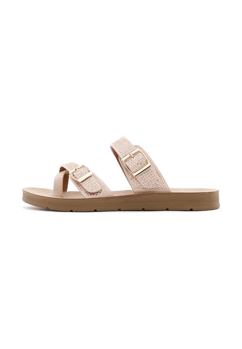 Lichtroze sandalen met twee verstelbare bandjes, voorzien van een textuurpatroon, metalen gespaccenten en een flexibele, platte zool.