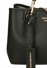 Zwarte leren bucketbag met een gestructureerde afwerking, goudkleurig beslag en een label met de merknaam "Emporio Armani" in gouden letters.