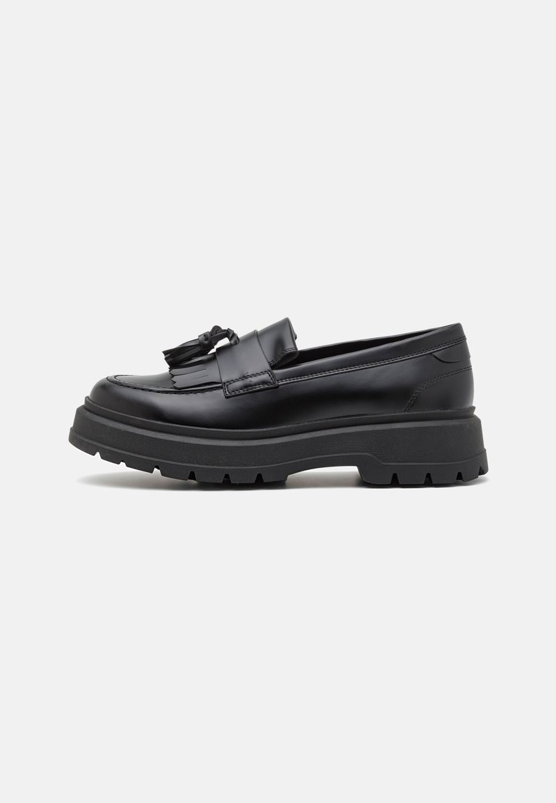 Mustad musta nahast loafers, millel on jäme kummist tallaga, kaunistatud tassi aktsendiga ja stiilse disainiga. Sile tekstuur ja ümmargune varvas.